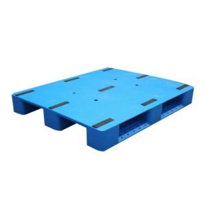 3 paletas de plástico apilables con 3 patines, aptas para estanterías y con almohadillas antideslizantes en la superficie, destacando su diseño para uso industrial.