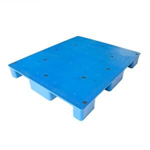 Un Pallet de Plástico Plano y Sólido, Apilable, de Color Azul y con 9 Patas, que presenta una superficie plana y sólida y nueve patas para un apilamiento estable.