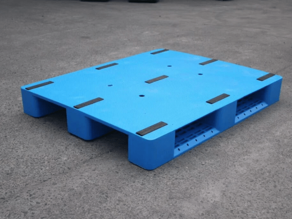 Exploring Global Leaders in Plastic Pallet Manufacturing, Featuring Enlightening Pallet's Diverse, Innovative Product Range and Strategic Presence.