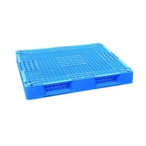 Paleta de plástico de rejilla reversible, ventilada, de color azul, con un patrón de rejilla abierta para una ventilación mejorada, ideal para aplicaciones donde se requiere circulación de aire.