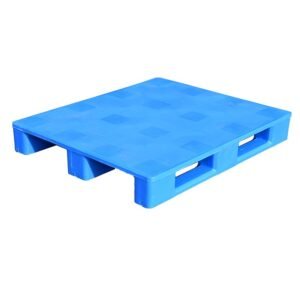 Paleta plástica higiénica HDPE azul de 3 patines, fabricada en material HDPE con tres patines, garantizando durabilidad e higiene.