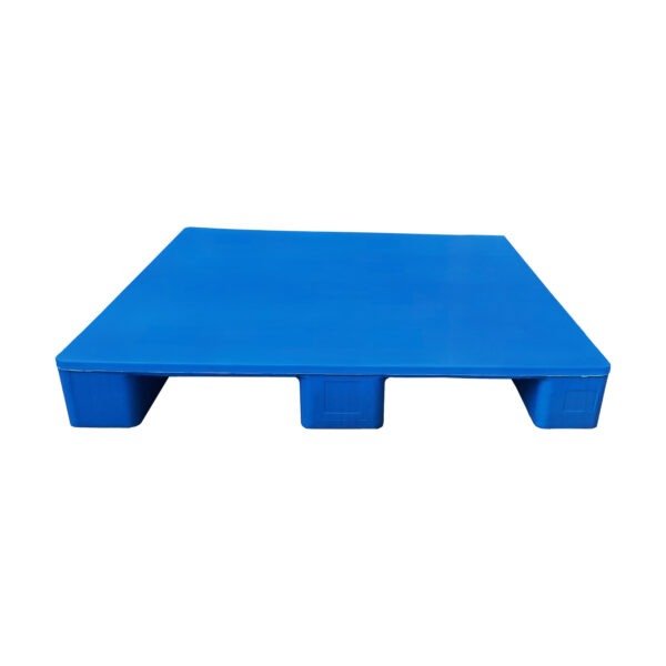 A blue flat top solid 3 - runners heavy duty industrial plastic pallet, ideal for printing industry applications, featuring a smooth surface for paper storage and transport.