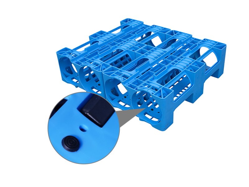 A blue plastic water rack with an inset highlighting a black anti - slip pad, demonstrating its anti - slip feature.