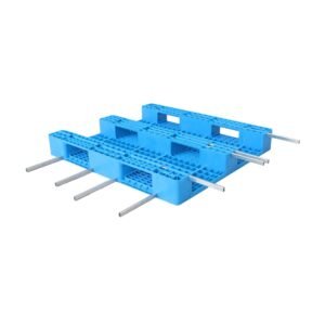 Un palé de plástico azul de alta resistencia de 1200x1000 mm, con una estructura robusta e insertos metálicos, diseñado para aplicaciones de cargas pesadas.