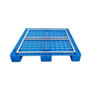 Un palé de plástico industrial de alta resistencia, azul, de 3 travesaños y con su panel superior retirado, revelando los travesaños metálicos internos, diseñado para un soporte robusto en la logística relacionada con la impresión.