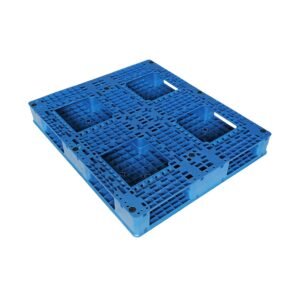 Un palé industrial de plástico sólido, apilable y de color azul, con una estructura robusta y diseño de rejilla, diseñado para el uso intensivo en estanterías industriales.