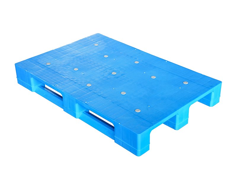 A blue hygienic plastic pallet, designed with a clean and smooth surface, suitable for industries with hygiene requirements.