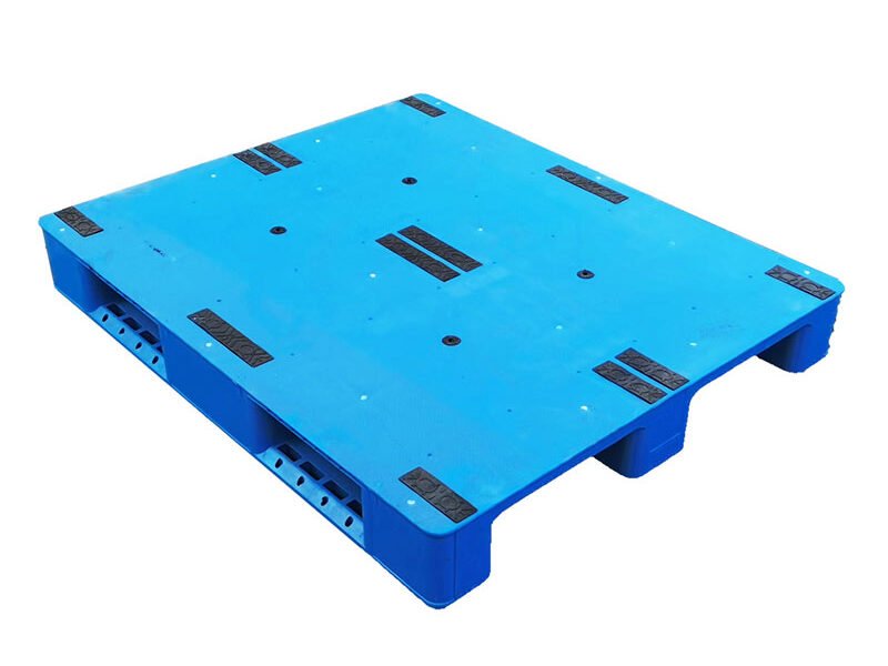 A blue 3 - skids plastic pallet, with a textured surface and three - skid base, suitable for various handling needs.