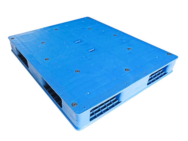 A blue reversible plastic pallet, with a flat surface and metal inserts, offering versatility in use.