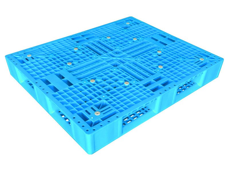 A blue rackable plastic pallet, equipped with metal reinforcements for racking systems, ensuring durability.