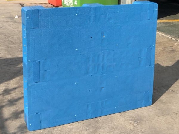 Blue solid - top 3 skids plastic pallet, durable for logistics loading and transport.