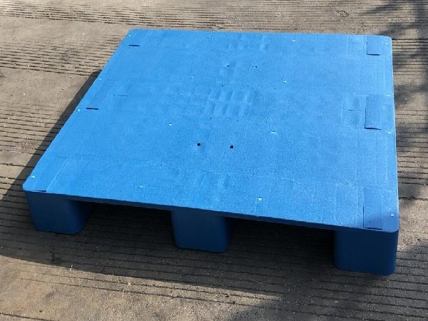 Blue 3 - runners export plastic pallet, solid - top, for standard shipping use.