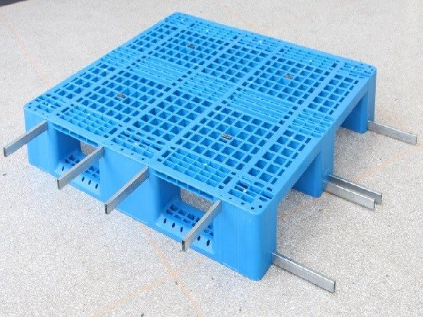 Blue 3 runners plastic pallet with metal reinforcements, suitable for heavy - duty loads.