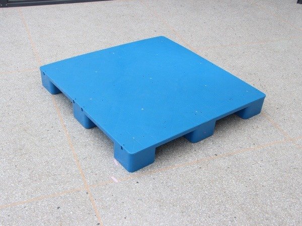 9 legs solid blue plastic pallet, flat - top design, ideal for stable storage.