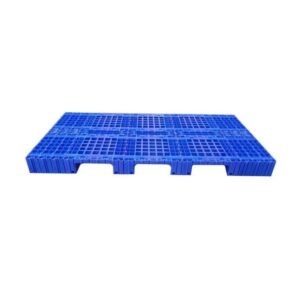 Paleta de plástico empalmado con base reforzada de tres vías, ideal para operación con montacargas y uso industrial pesado