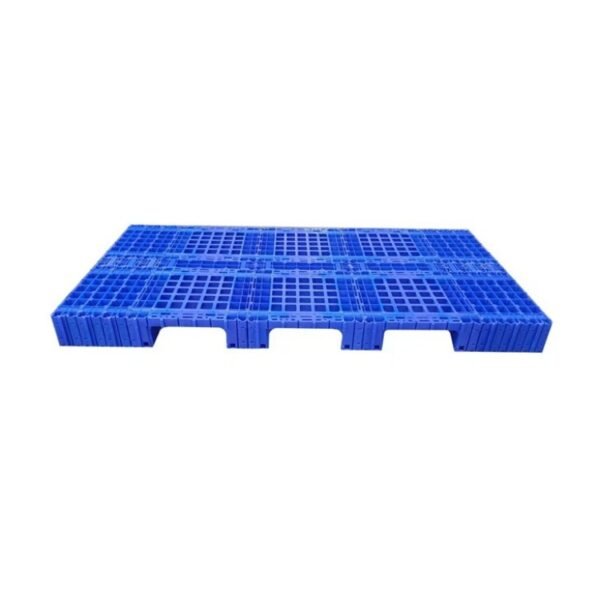 Plastic spliced pallet with reinforced three-way base, ideal for forklift operation and heavy industrial use