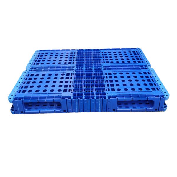 Top view of 1400×1000×150mm double-sided modular plastic pallet with circular vented deck and reinforced center ribs, shown with integrated rim guards for edge protection.