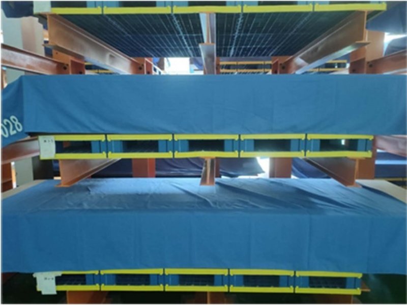 Plastic pallet on warehouse rack with reinforced base and full-perimeter runner design
