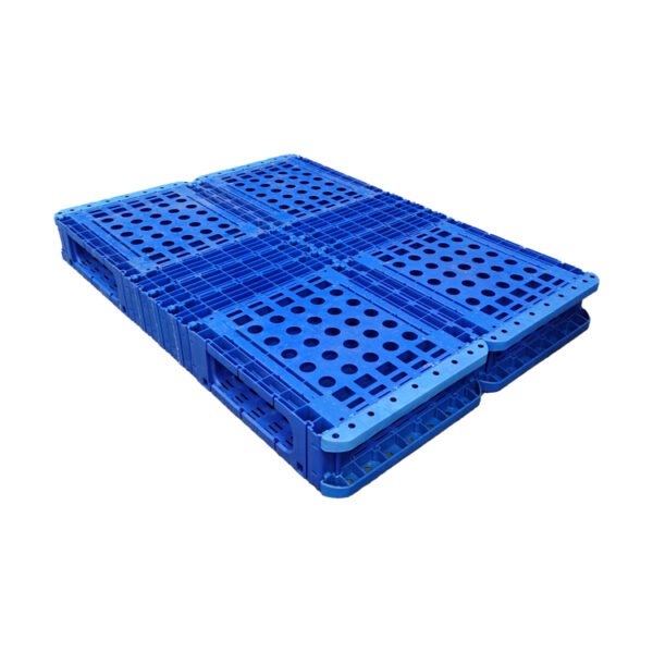 Angled side view of heavy-duty interlocking plastic pallet 1400×1000mm, highlighting four-way forklift entry design and molded edge bumpers for pallet jack impact protection.