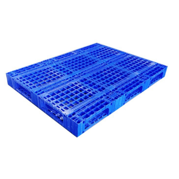 Blue plastic splicing pallet with full perimeter base, suitable for industrial storage.