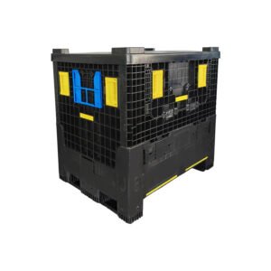 Closed plastic pallet box with lid for secure and stackable industrial use