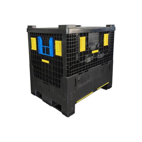 Closed plastic pallet box with lid for secure and stackable industrial use