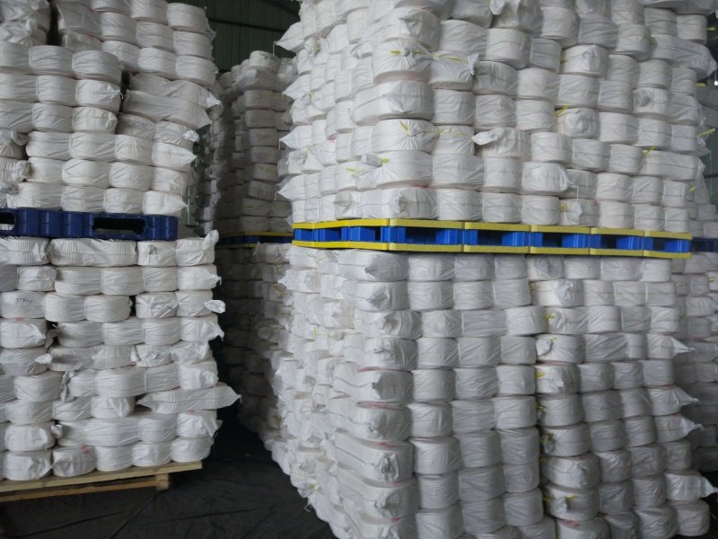 White bundles on blue splicing modular plastic pallets, engineering display.