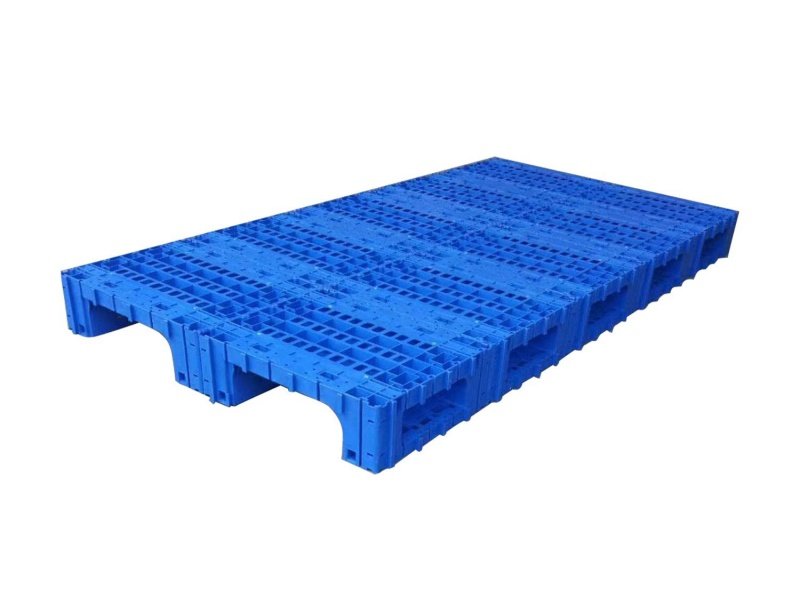 Blue modularular plastic pallet with grid structure, durable for logistics use.