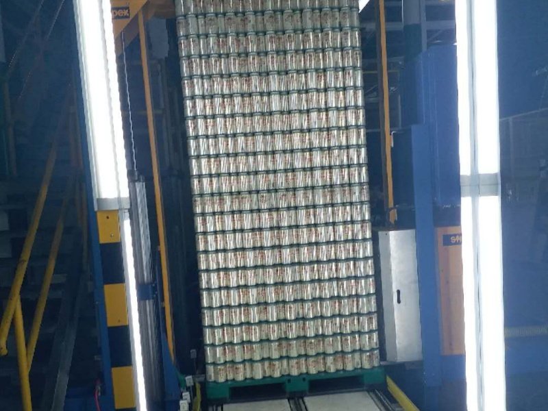 Paletas de plástico para cerveza en una línea de transporte automático.