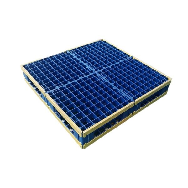 The blue double-sided modular plastic splicing pallet, with yellow protective edges, is placed on the factory floor.