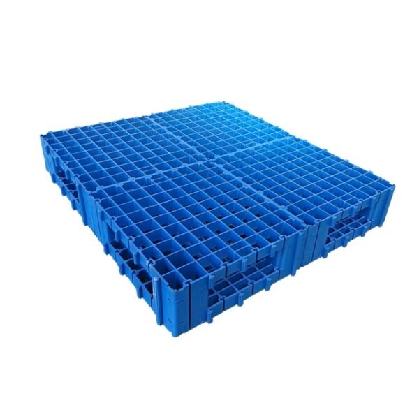 The blue double-sided modular plastic splicing pallet, without protective edges, is placed on the factory floor.