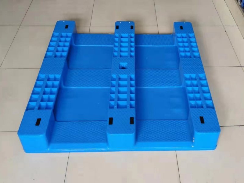 solid top rackable pallets