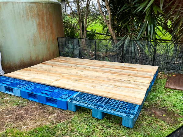 can you use plastic pallets to make a deck