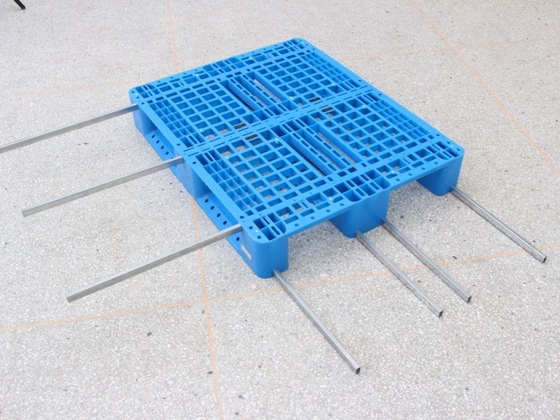 plastic pallet with galvanized pipe