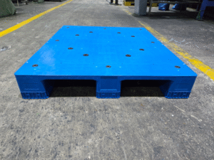 Paleta de plástico higiénica apilable de 1200 × 1000 mm y 3 patines | z1210pha