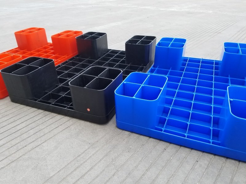 400 × 300 display plastic pallets | solid deck & 4 legs