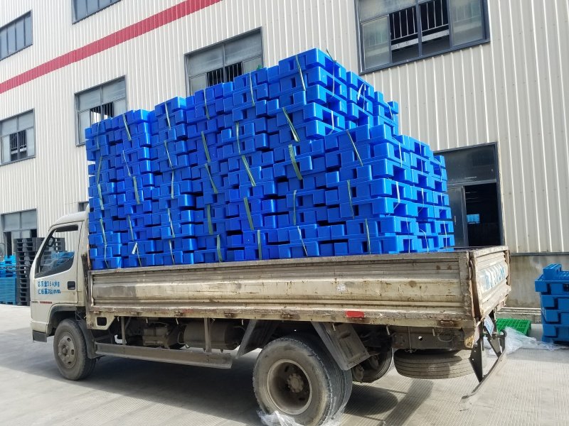 400 × 300 display plastic pallets | solid deck & 4 legs