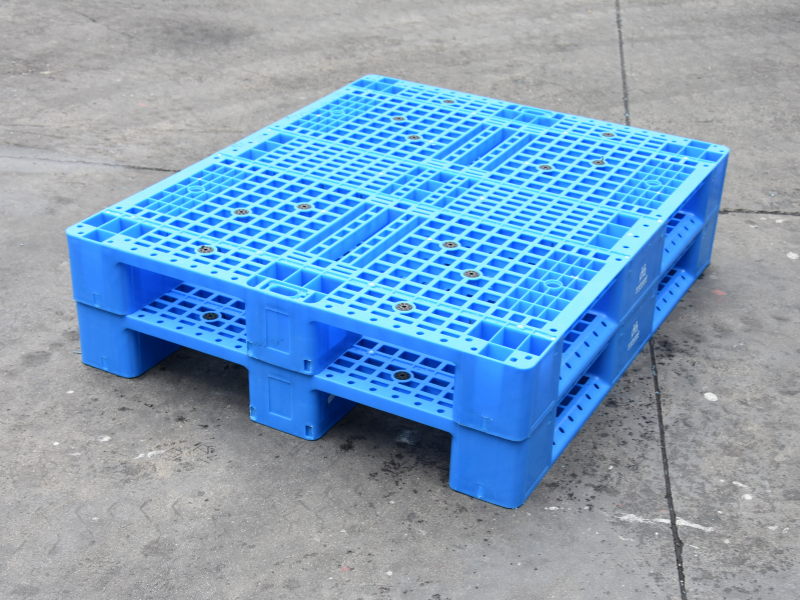 reusable plastic pallets (2)