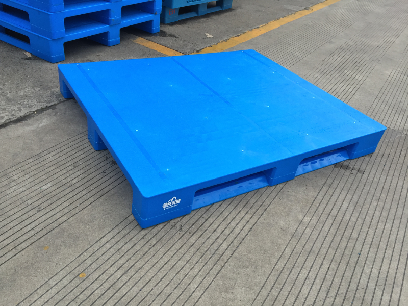 hygienic plastic pallet in warehouse