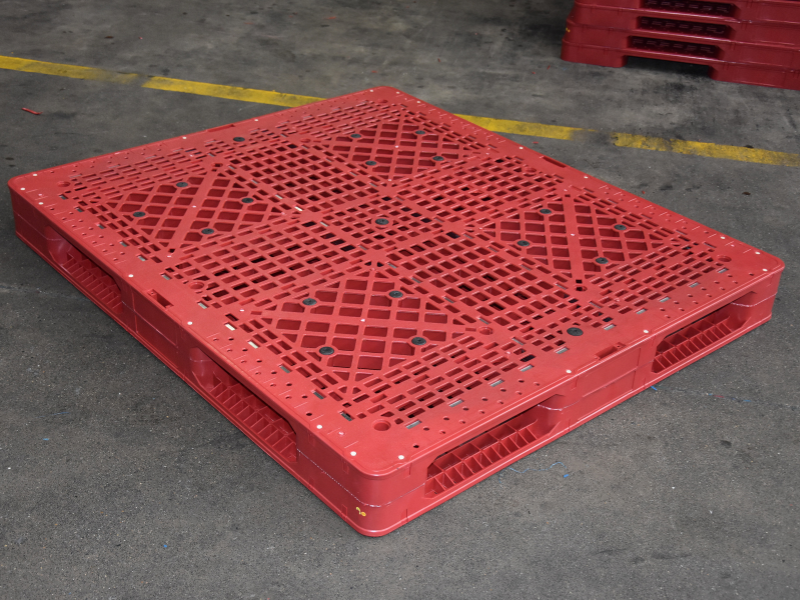 welded injection molded plastic pallet
