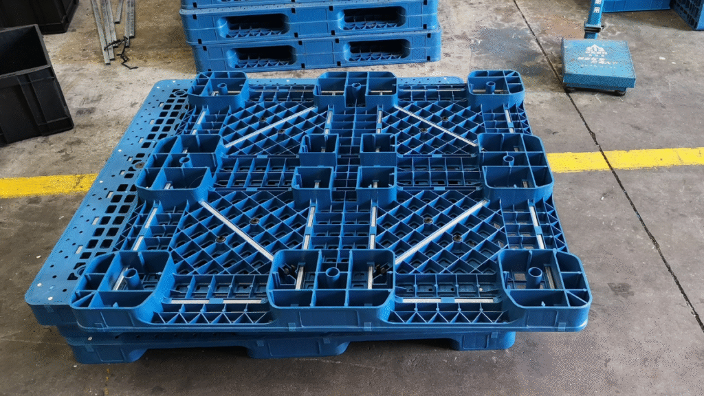 plastic pallet with built in reinforcing ribs