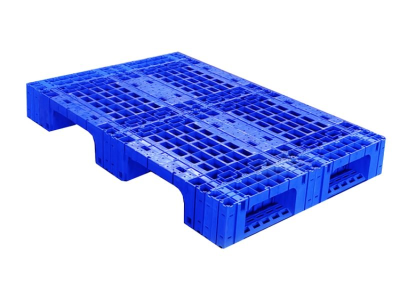 Blue 3 - runners modular plastic pallet, grid - surface and sturdy structure for practical use.
