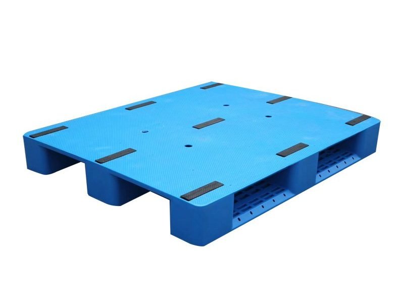 3 skids rackable stackable plastic pallet with anti - slip pads on the surface, highlighting its design for industrial use.