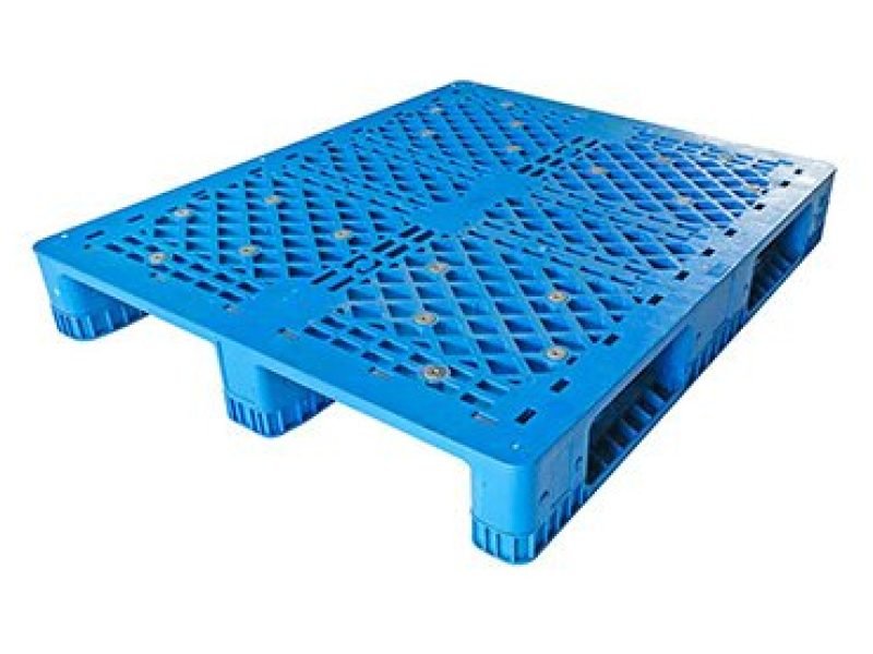 A blue 3 Skids Rackable Reusable Grid Plastic Pallet with a grid design and three skids, offering durability and the ability to be used repeatedly and placed on racks.