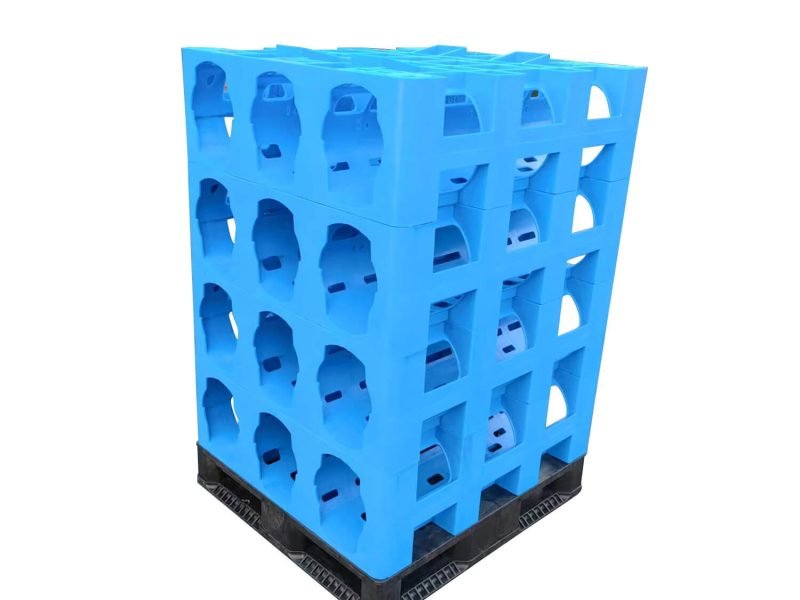 Un estante de agua azul de plástico de 20L al por mayor, adecuado para almacenamiento mayorista de botellas de agua de 20L, con un diseño apilable.