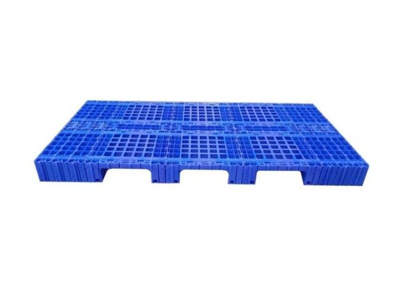 Plastic spliced pallet with reinforced three-way base, ideal for forklift operation and heavy industrial use