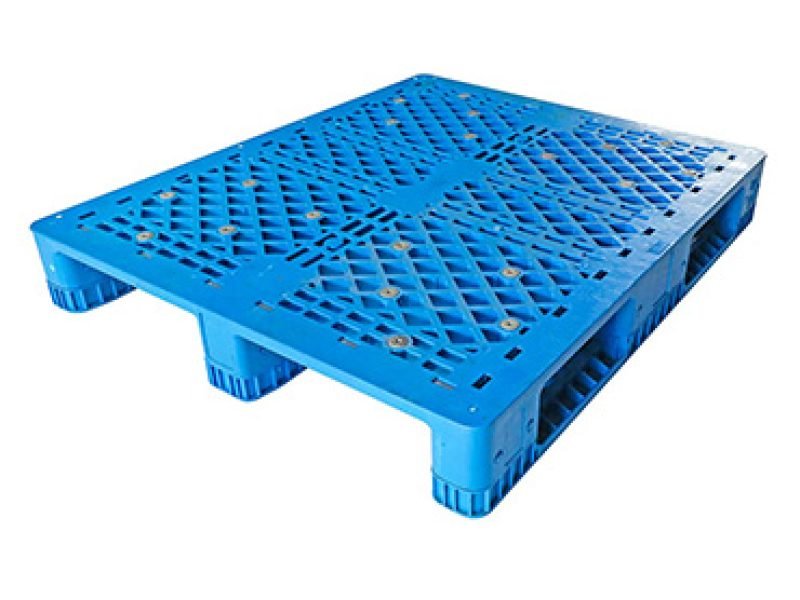 A blue 3 Skids Rackable Reusable Grid Plastic Pallet with a grid design and three skids, offering durability and the ability to be used repeatedly and placed on racks.