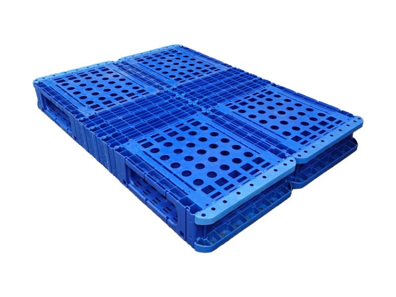 Angled side view of heavy-duty interlocking plastic pallet 1400×1000mm, highlighting four-way forklift entry design and molded edge bumpers for pallet jack impact protection.