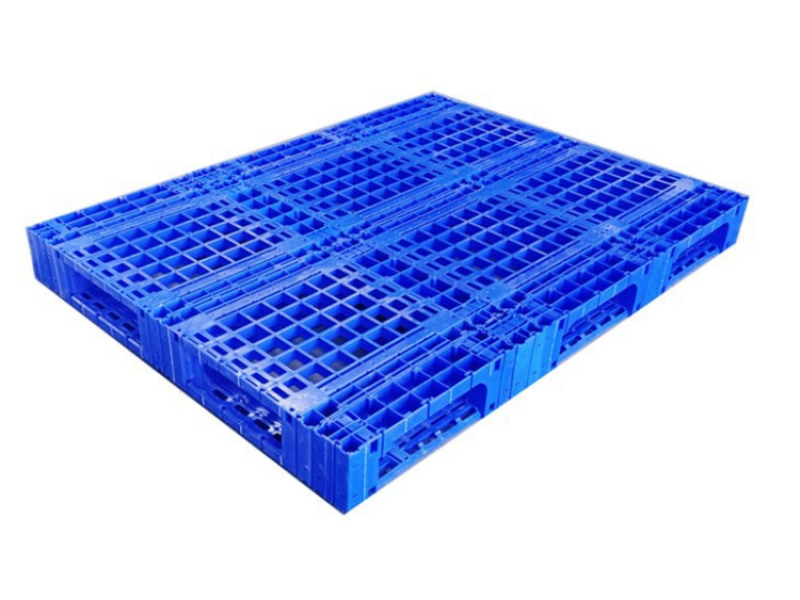Blue plastic splicing pallet with full perimeter base, suitable for industrial storage.