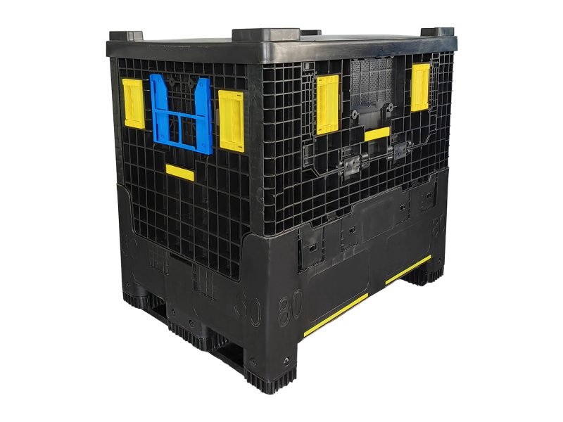 Closed plastic pallet box with lid for secure and stackable industrial use